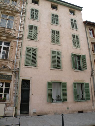  immeuble aux volets verts